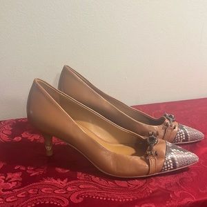 Coach Pumps with Snakeskin and Lock at Toe